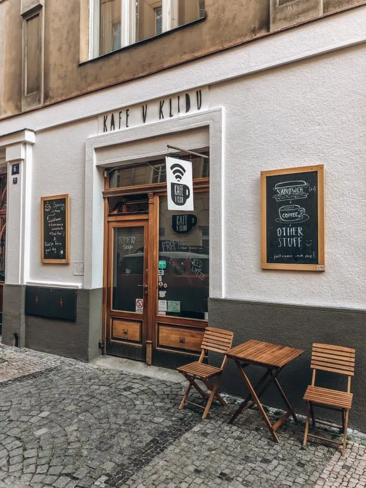 Vchod do kavárny Kafe v Klidu, V Jirchářích 149/6